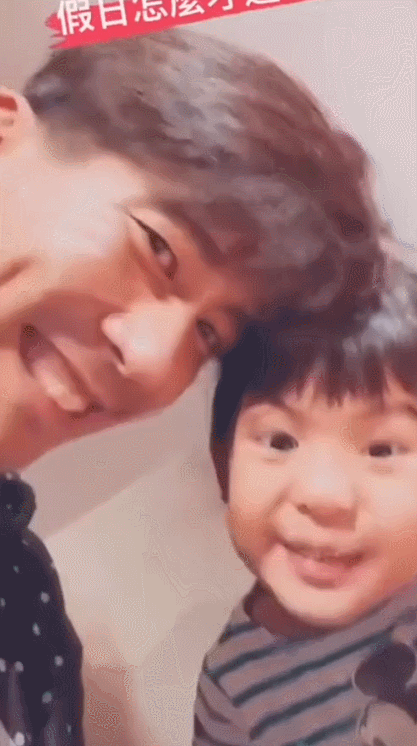 修傑楷曬仨女兒假日日常，咘咘假笑拍照，波妞變小調皮吃成表情包