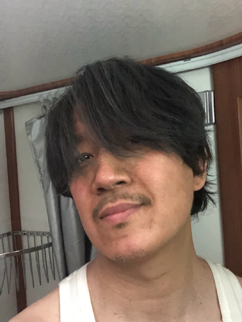 尹姝贻潘粤明外出牵手被拍，潘粤明的造型年轻