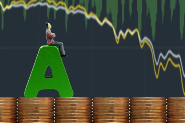 市值蒸发7000亿股价“腰斩”，贵州茅台怎么了，一代股王将落幕？