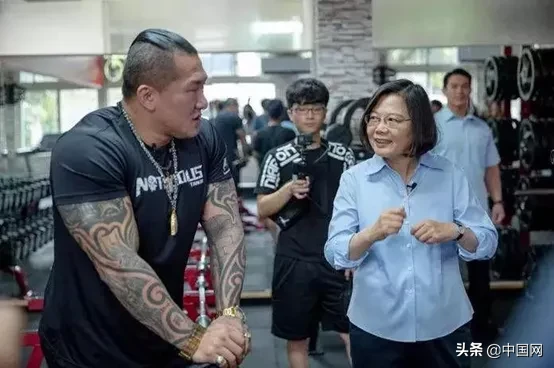 台湾昨夜枪声响起！“台独网红”被人当街连开3枪，曾接触蔡英文等多名政客