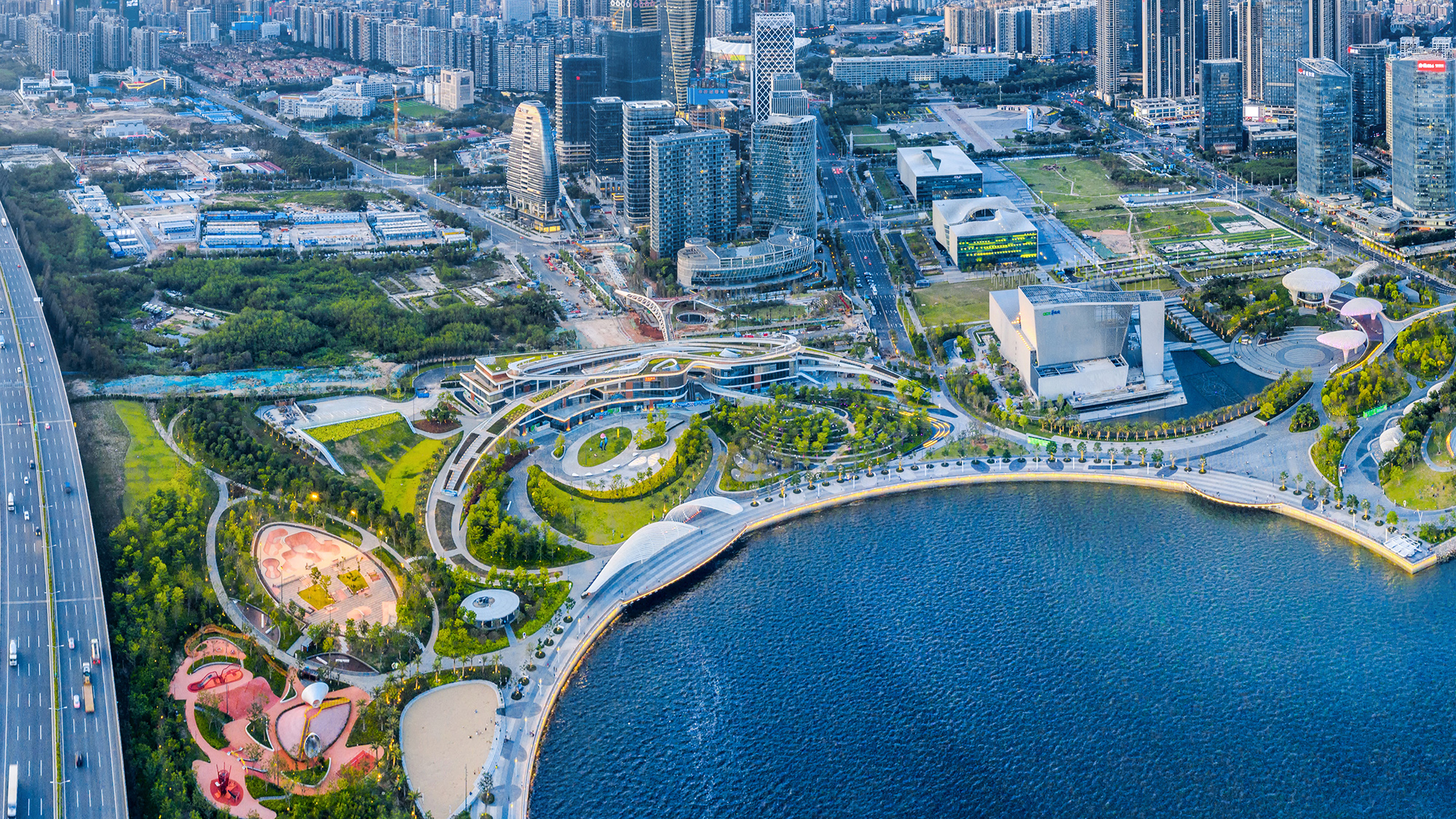 链接自然生态与都市生活，“很深圳”的地标塑造者 / LLA建筑设计