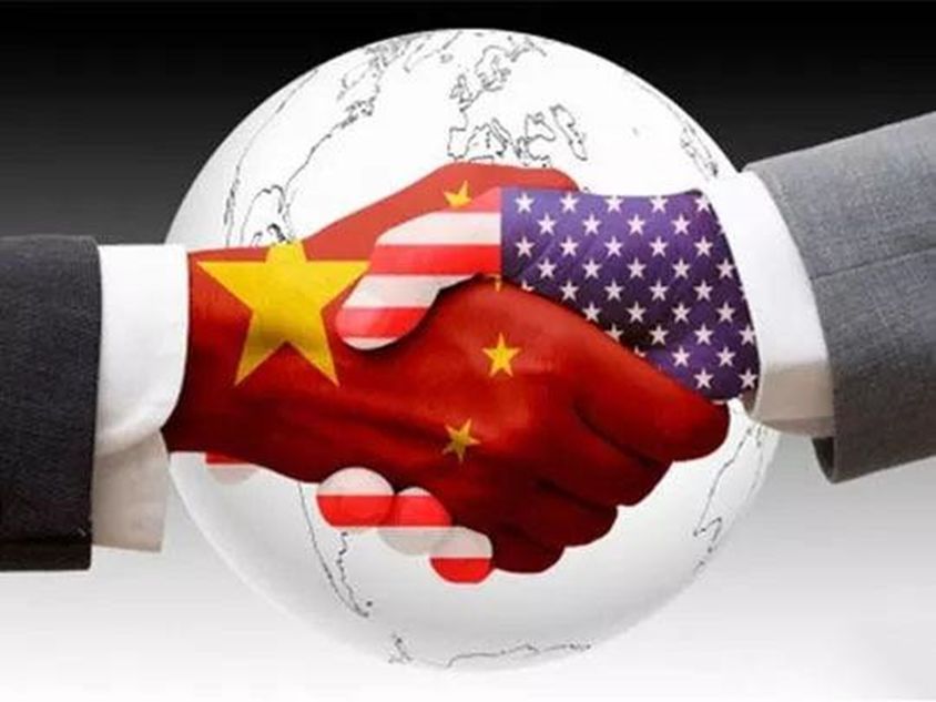 只有伸出双手,才能把紧握的拳头变成握手.