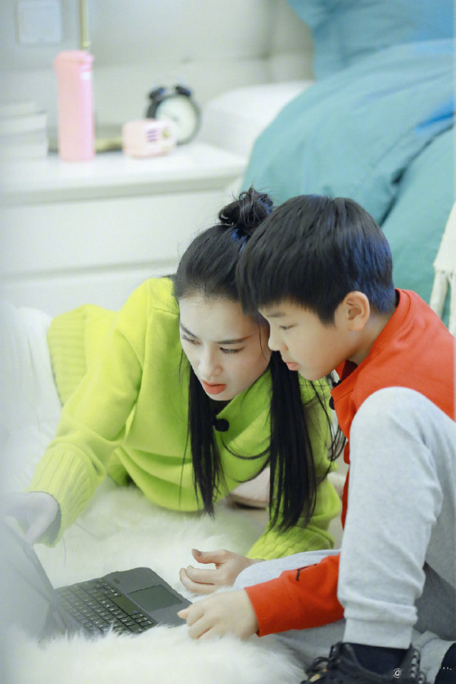 黃聖依曬大兒子近照，安迪裝備齊全變小小賽車手，造型炫酷超帥氣