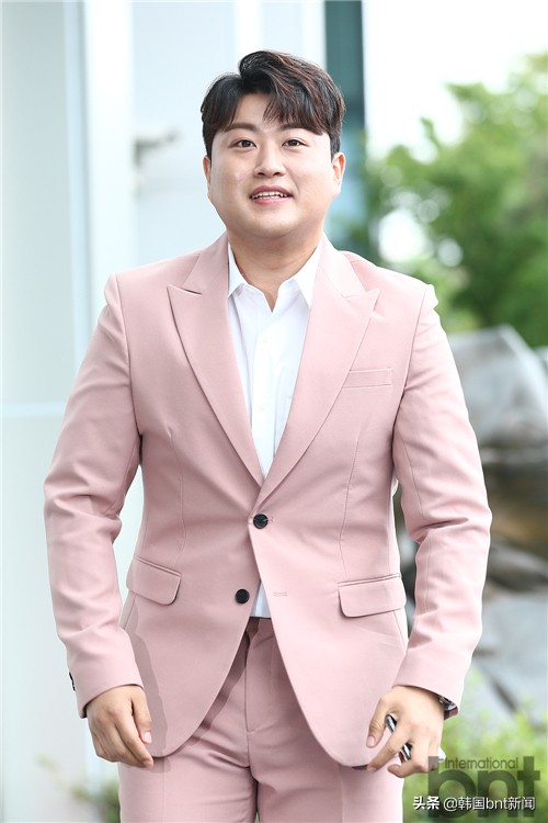 朴昭妍×金浩仲为录制综艺《黄金渔场之Radio St