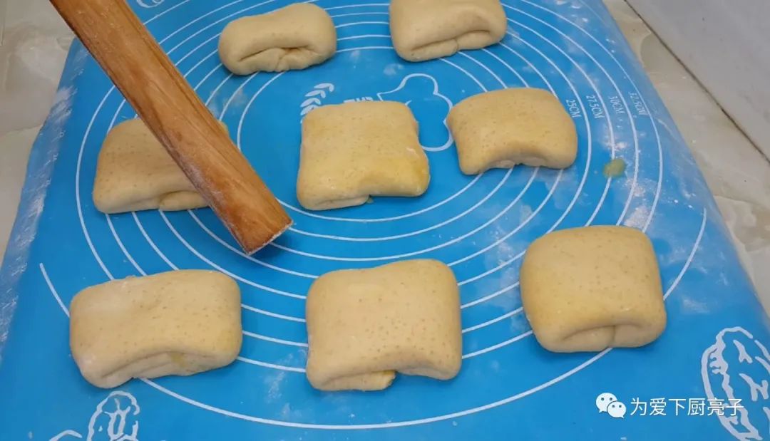 1斤麵粉，1勺白糖，掌握3個技巧，新手也能一次成功，香酥又好吃
