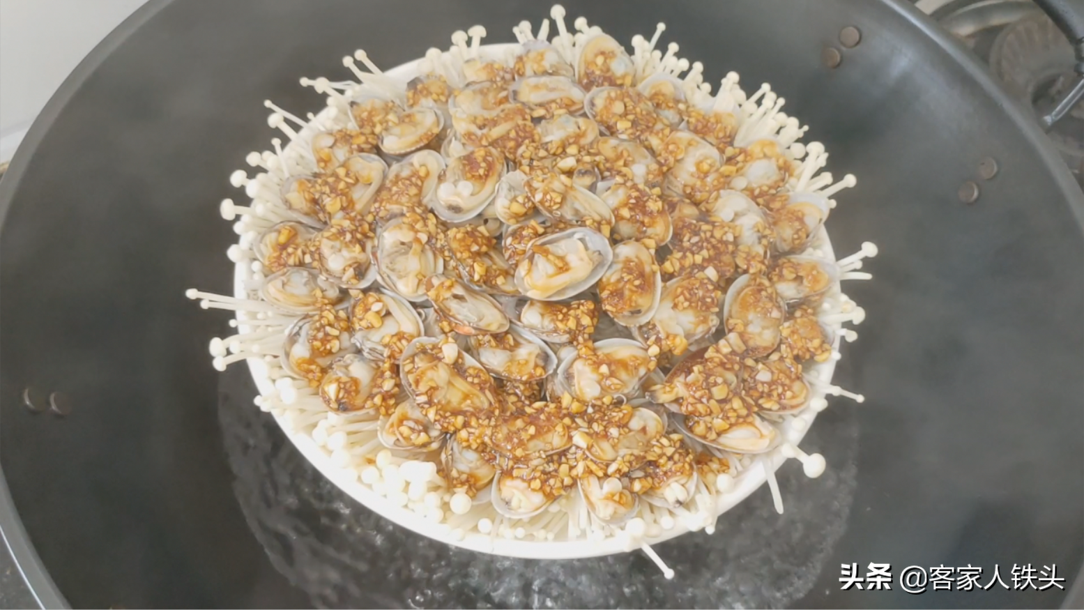 花甲这样做比炒的更好吃，加1把金针菇，6分钟出锅，吃完想舔盘