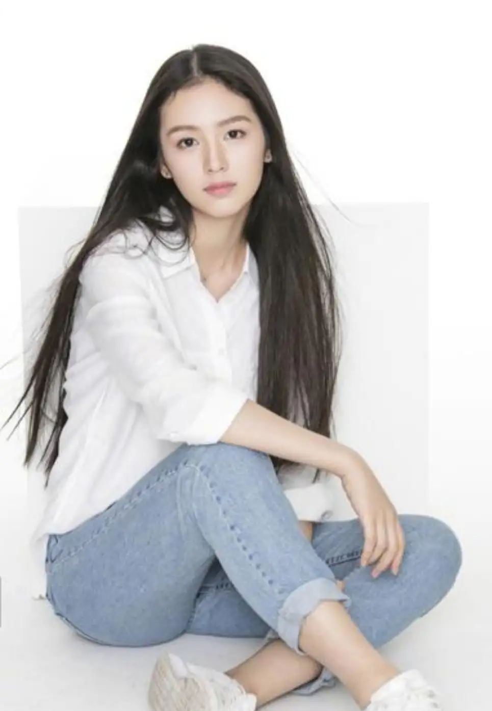 千秋无绝色，悦目是佳人。