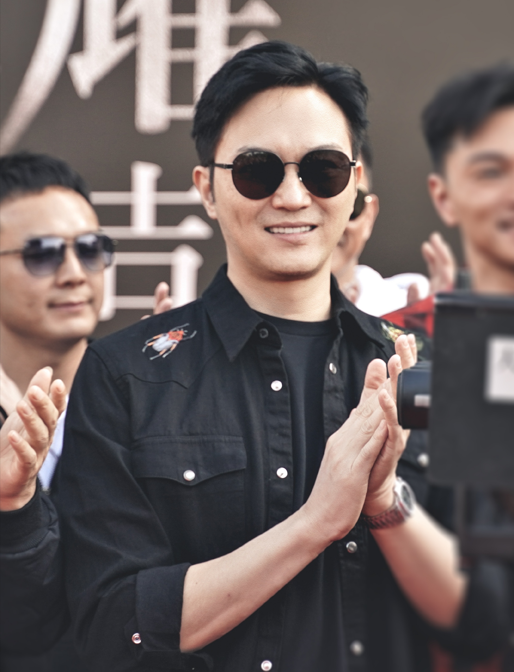 TVB集体来内地捞金？张智霖拍网剧，熊黛林站最边险被人群淹没