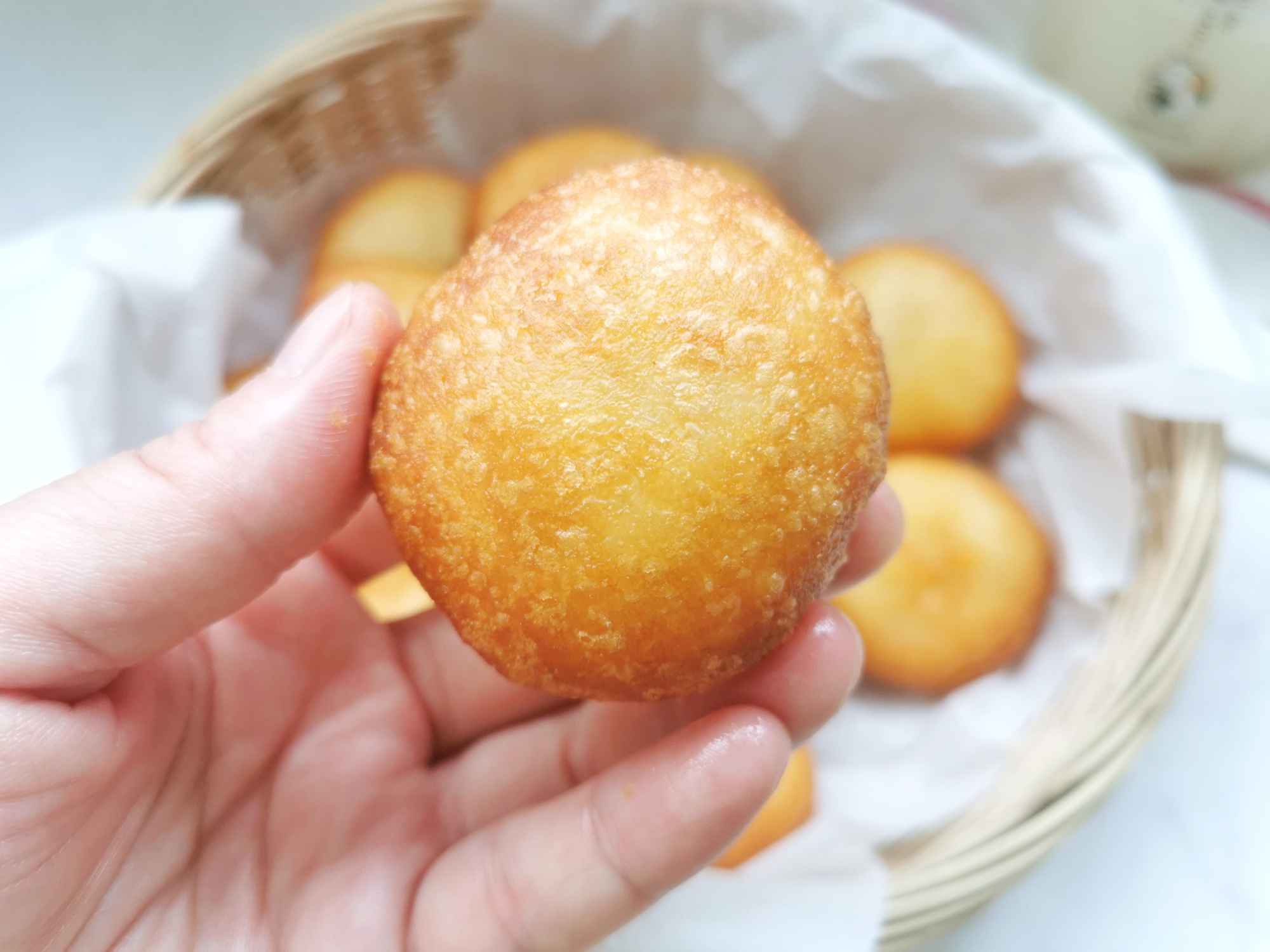 面粉中倒入开水搅一搅，做出来的糖糕个个空心鼓大泡，外酥里软