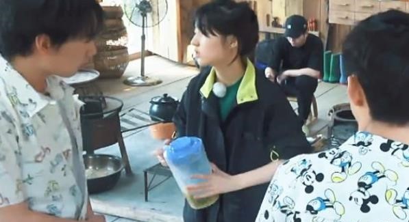 郭麒麟奇怪的消费观！残渣的饮料都要喝光，却