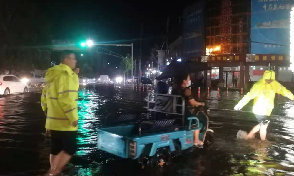 以身测水位 邯郸交巡警雨中帮群众脱离困境