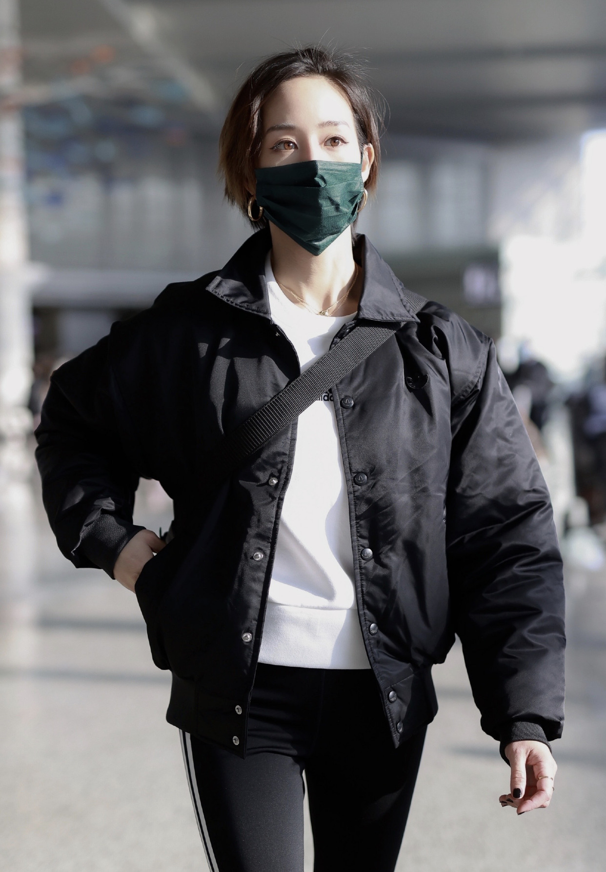 关晓彤走机场，穿白色卫衣意外抢镜，这个卫衣