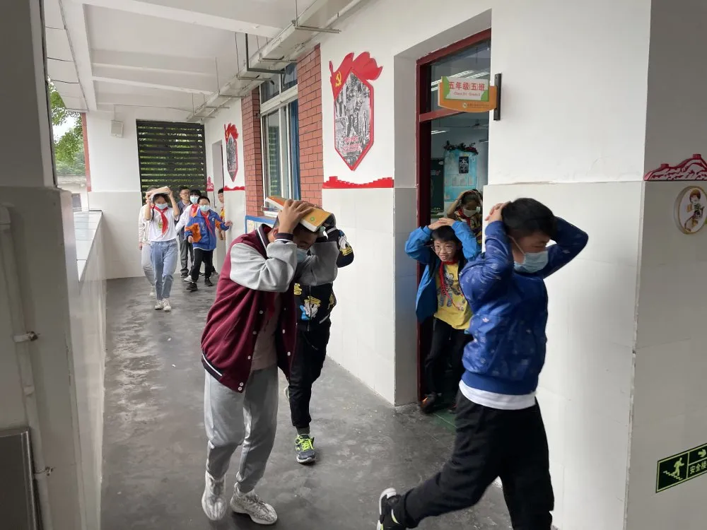 强化防震意识 关爱生命安全丨双流彭镇小学开展防震应急疏散演练