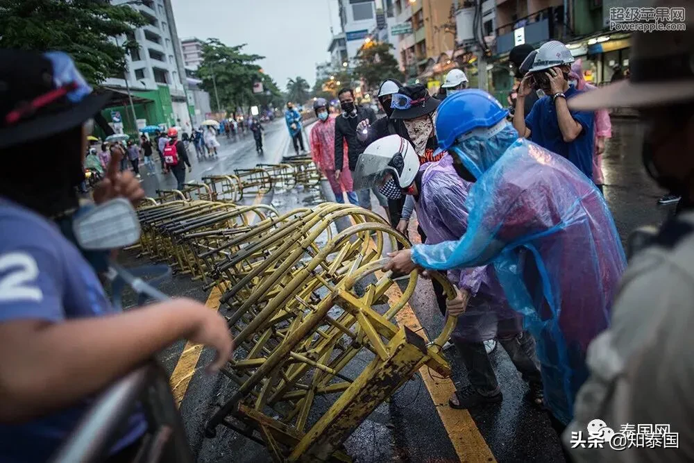 示威者开始走向暴力？曼谷街头现拦车打砸！巴育态度重大转折！