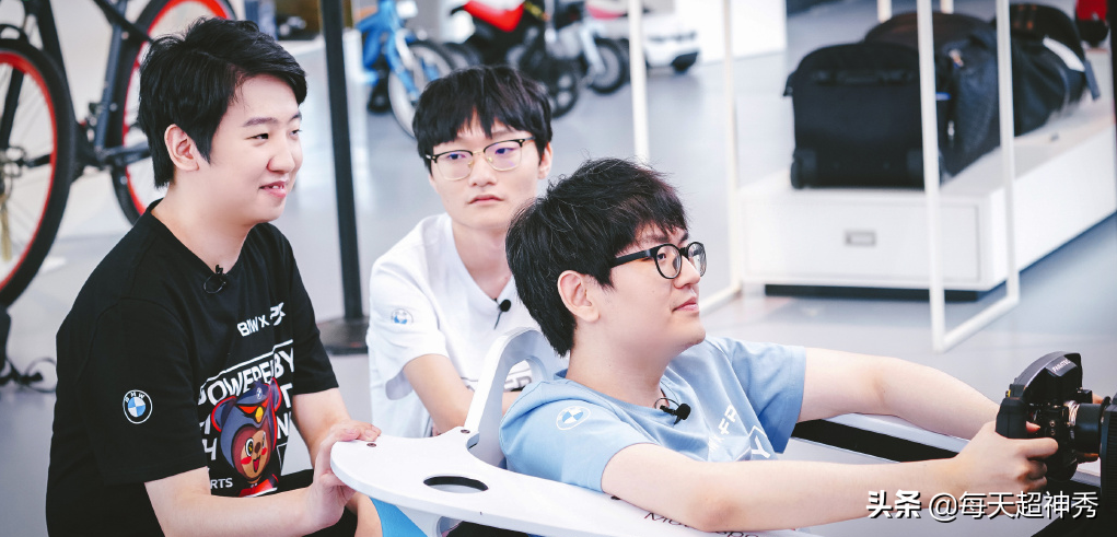 BLG of FPX sweep anything away, doinb is active with young season handclasp, the movement warm will of people of golden tribute