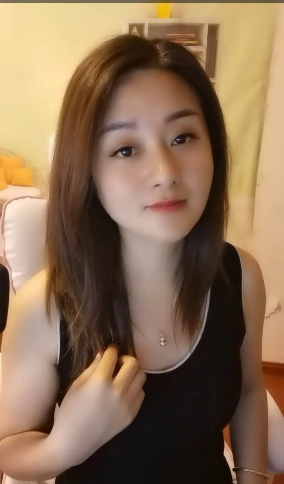 俏麗若三春之桃，清素若九秋之菊。