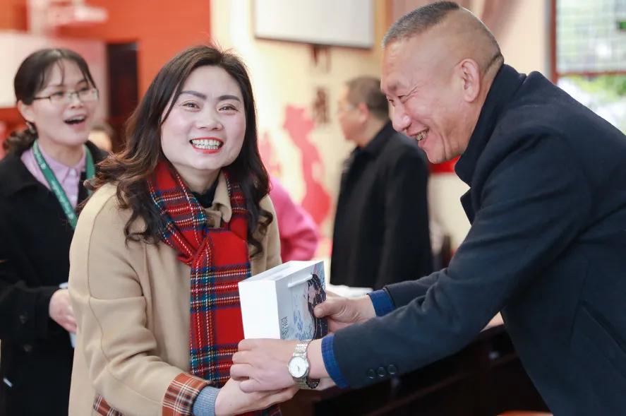 老师，您笑起来真好看——记双流区金桥小学“三八”妇女节活动