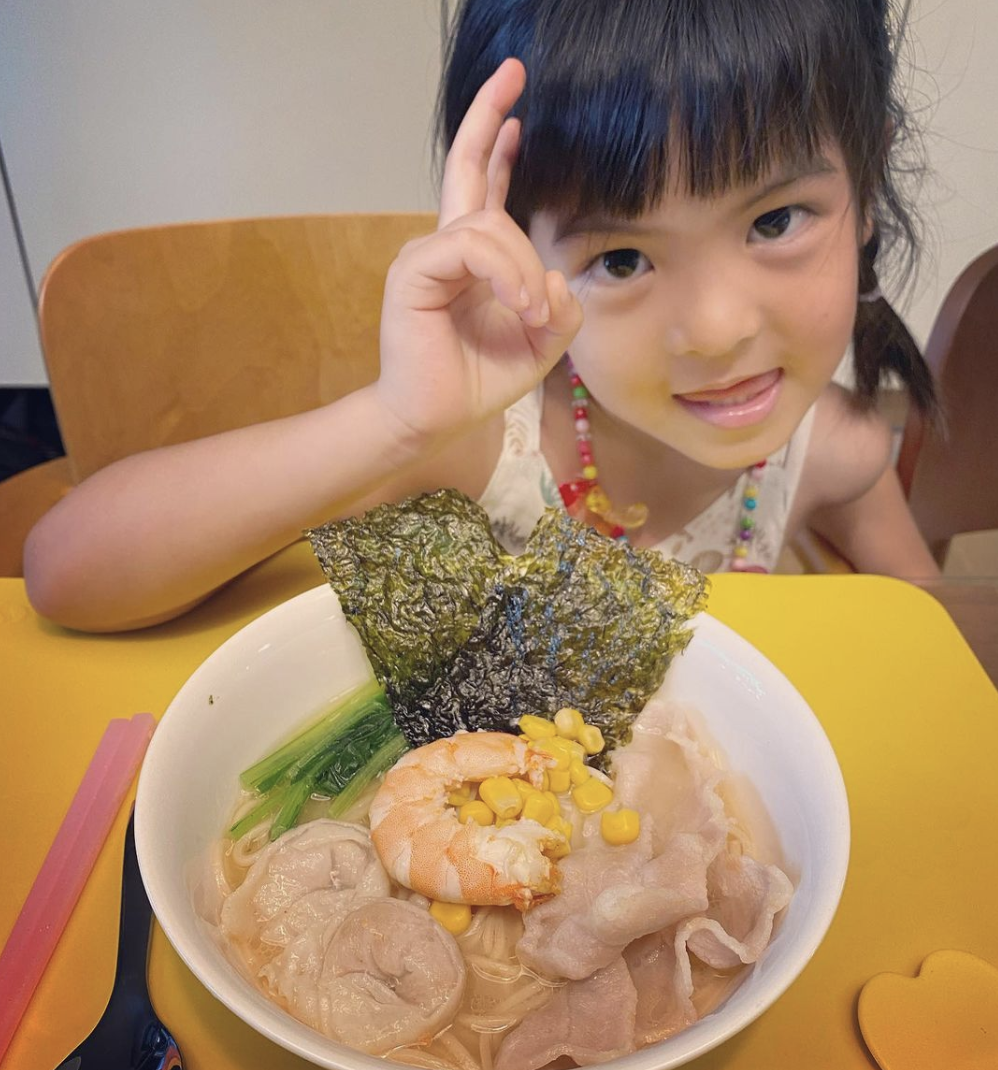 賈靜雯曬咘咘波妞萌照，宣傳自創品牌拉麵，曾被衛生局開千元罰單