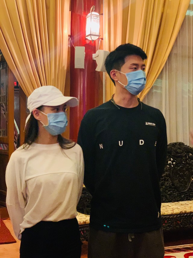 窦骁带何超莲回西安见家长，欣赏长恨歌，动作笑容一致太有夫妻相