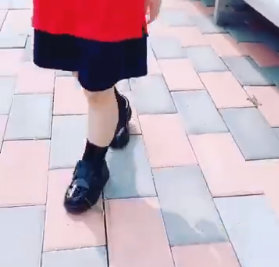 陈妍希送儿子上学意外秀恩爱，小星星肉嘟嘟步伐酷似陈晓超可爱