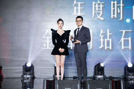 杨颖抠图走红毯遭网友怒谯带坏风气，费加罗风