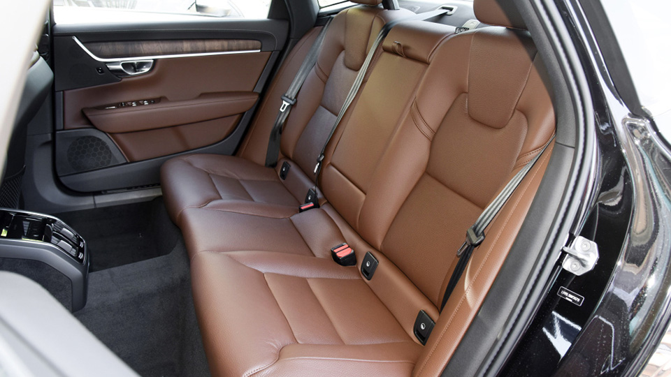 40-60萬買豪華轎車？沃爾沃S90配置多/奧迪A6L動力強