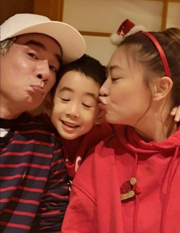 陈小春二度当爸超兴奋！晒儿子正面照，小家伙嘴巴大张小脚丫抢镜