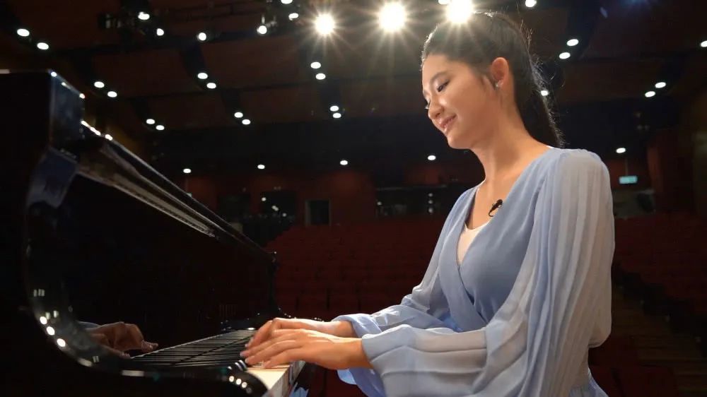 赌王家族又出一明星，25岁的她当主持人太抢眼，