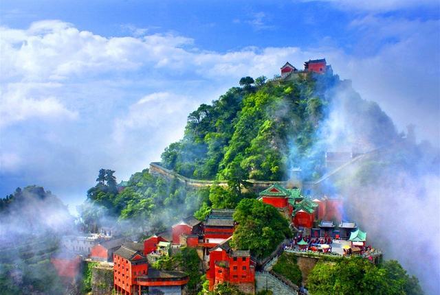 张三丰和金庸小说写的完全不一样，不仅抗元，还自称是元朝遗老