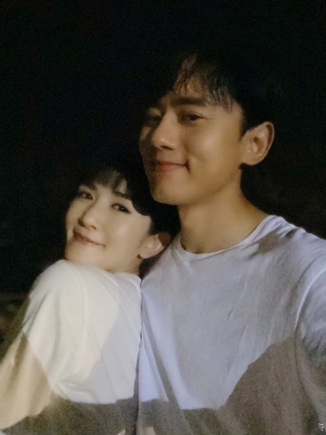 张杰晒夫妻合照撒糖，七夕亲自为谢娜扎头发，结婚十年恩爱不减
