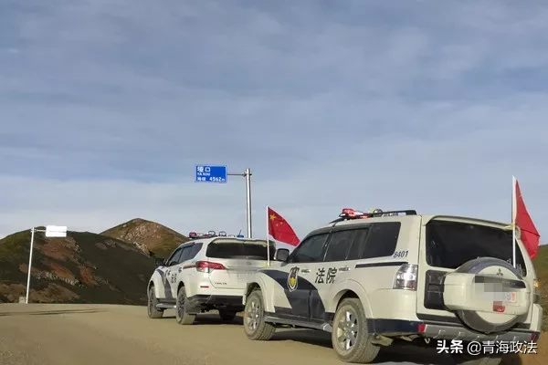 草原上没有法院怎么开庭？没关系，我们现场搭一个