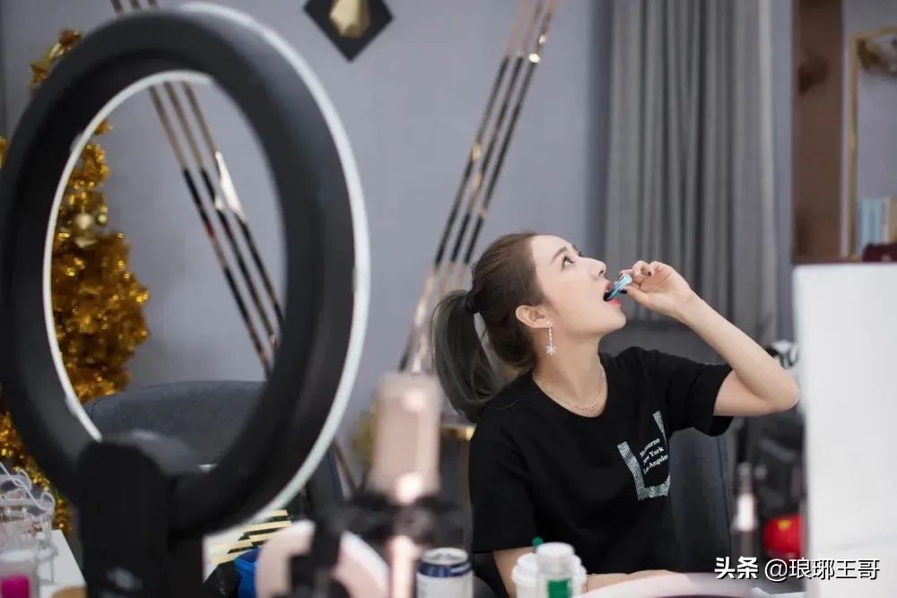 36岁薇娅突然停播，住院手术那些不要命的成年人