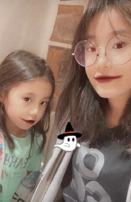 修傑楷曬仨女兒假日日常，咘咘假笑拍照，波妞變小調皮吃成表情包