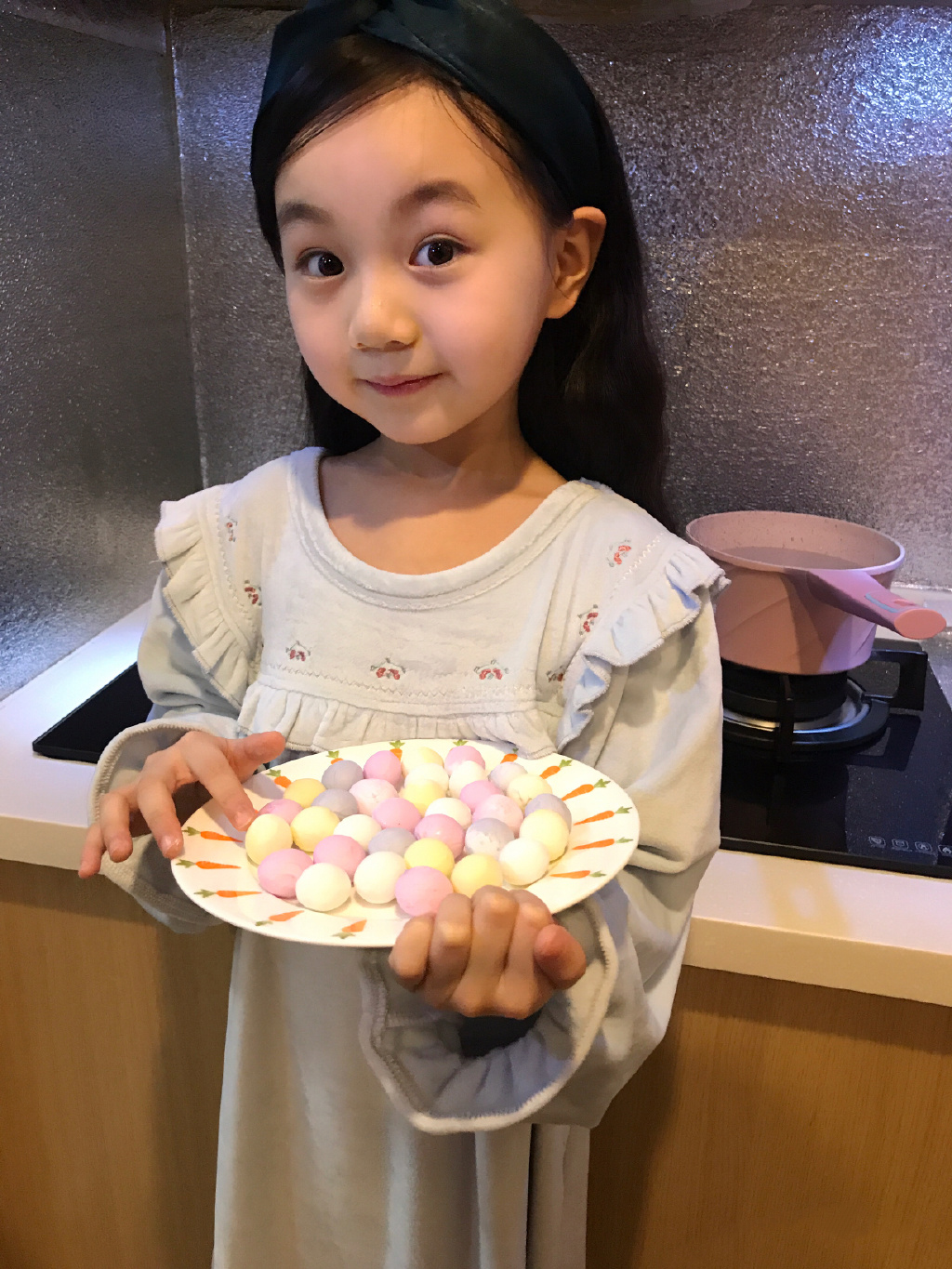 小山竹罕见晒生活照，7岁就会煮美食，快长成大女孩了