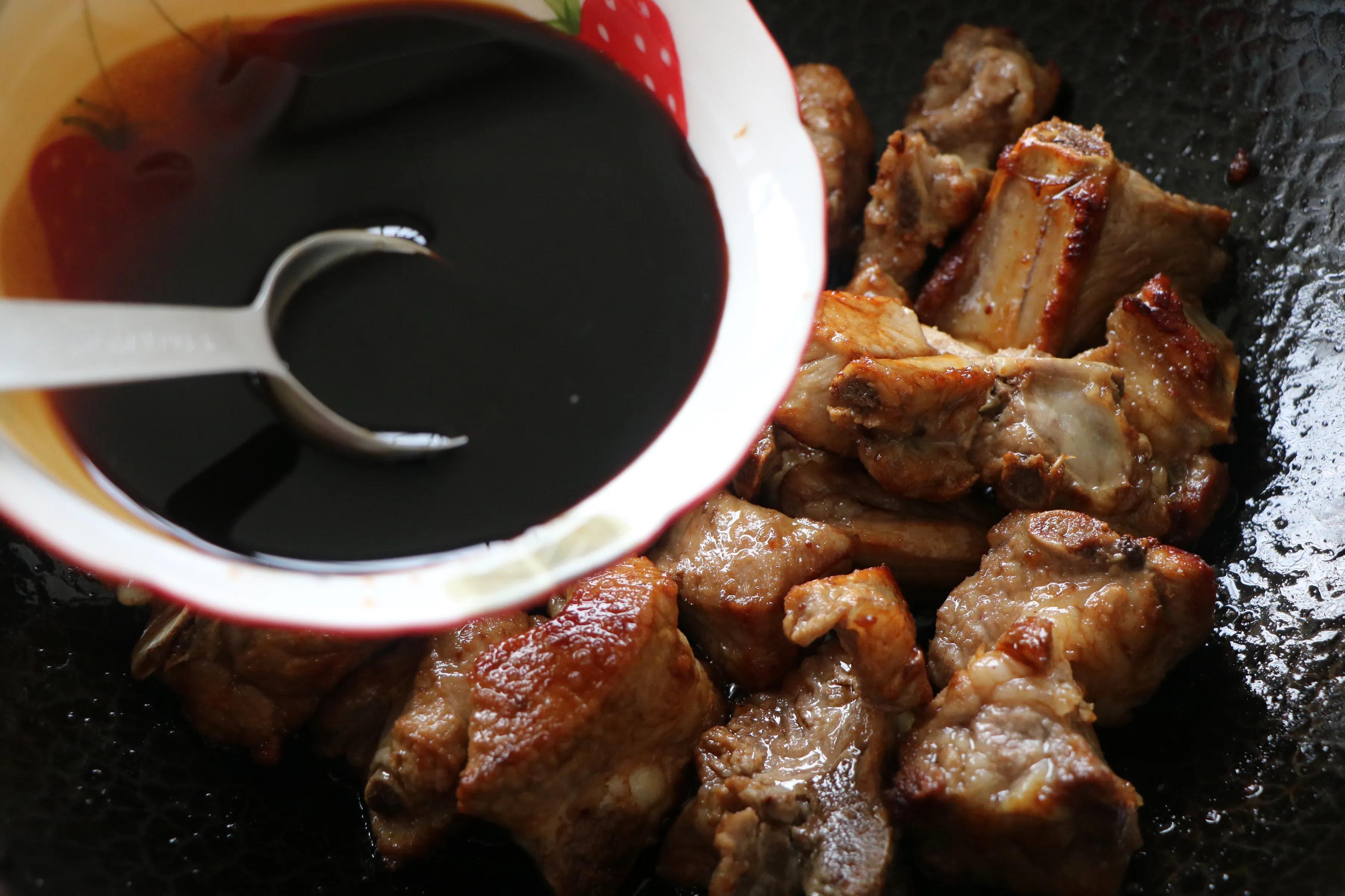 除夕年夜飯，孩子最愛的糖醋排骨，不用油炸，一碗料汁就搞定！