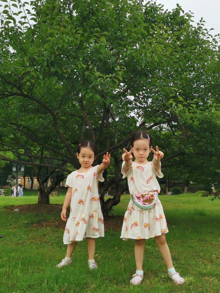 杨威双胞胎女儿太好辨认！各自遗传爸妈基因，姐妹俩还真不偏心啊