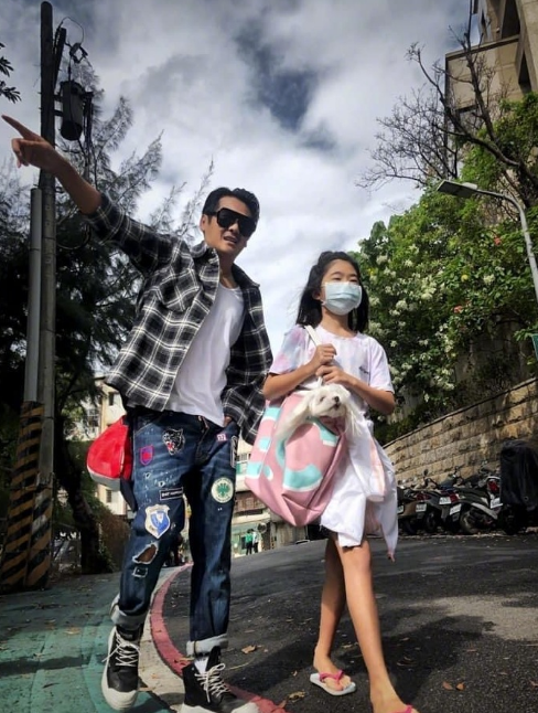 曹格開豪車帶兒子兜風，Joe長出胡茬變小型男，被爸爸喊哥們