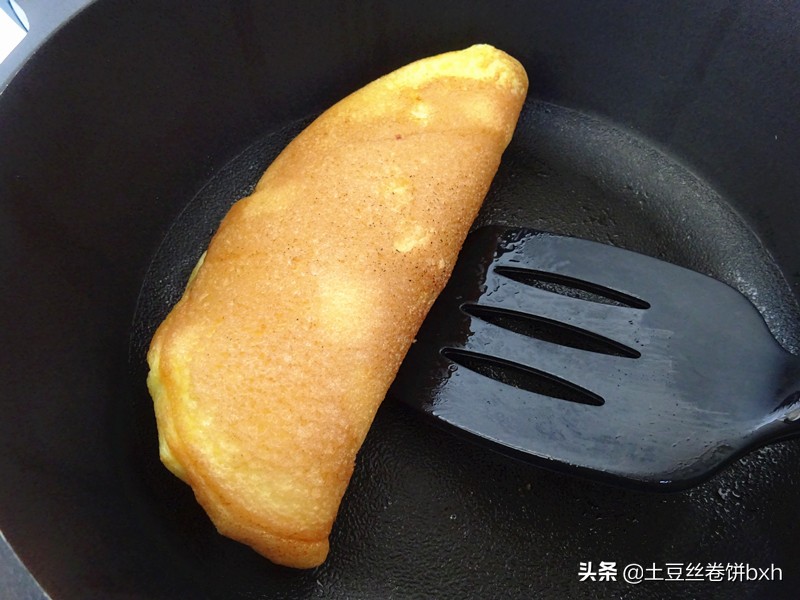 平底鍋就能完成的、入口即化的舒芙蕾式蛋糕，簡單好做，太好吃