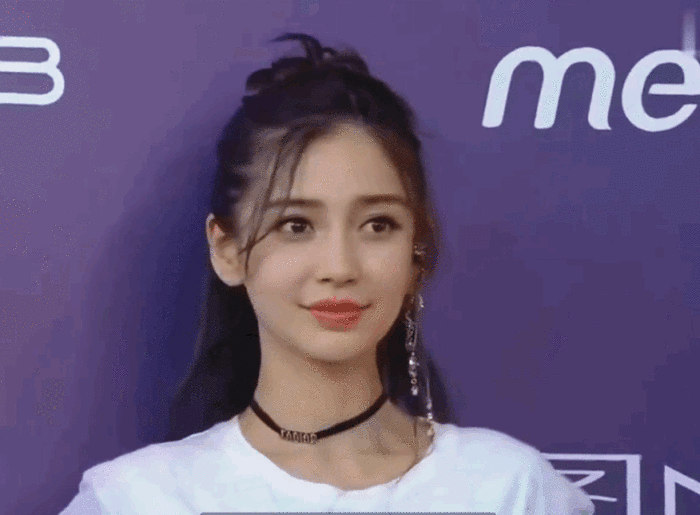 毛晓彤躲角落抽烟被拍，粉丝纷纷维护，杨颖抽