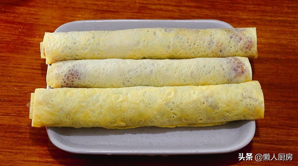 猪肉配上莲藕，既是汤又是菜，加上一点韭菜后，吃起来特别的鲜