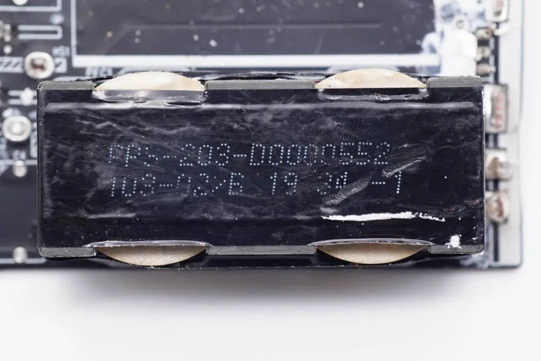 华硕最强游戏本标配300W电源，内置4颗氮化镓，内部结构揭晓