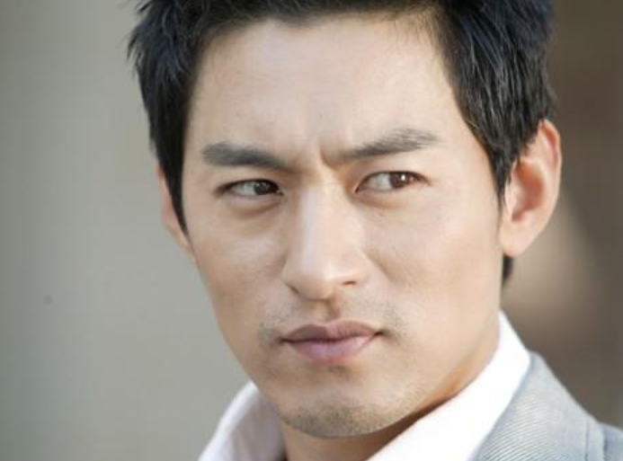 他是韩国型男演员，被称不老男神，今45岁闪婚小10岁圈外美女