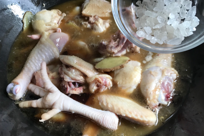 鸡肉也要吃得养生，教你在家做麻油鸡，看着就流口水