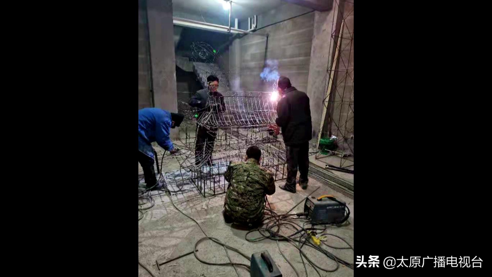 太原娄烦县：村民巧手做花灯，点亮乡村好年景