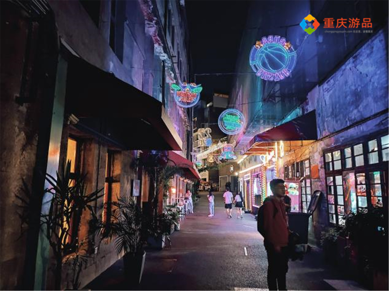 重庆90后小伙夜探鹅岭，小巷子越深越暗，吓得他一口气跑了回去