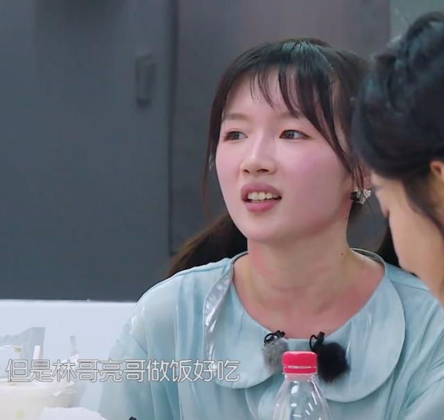 中餐厅为啥邀请李浩菲？看她在黄晓明和赵丽颖面前的表现，明白了