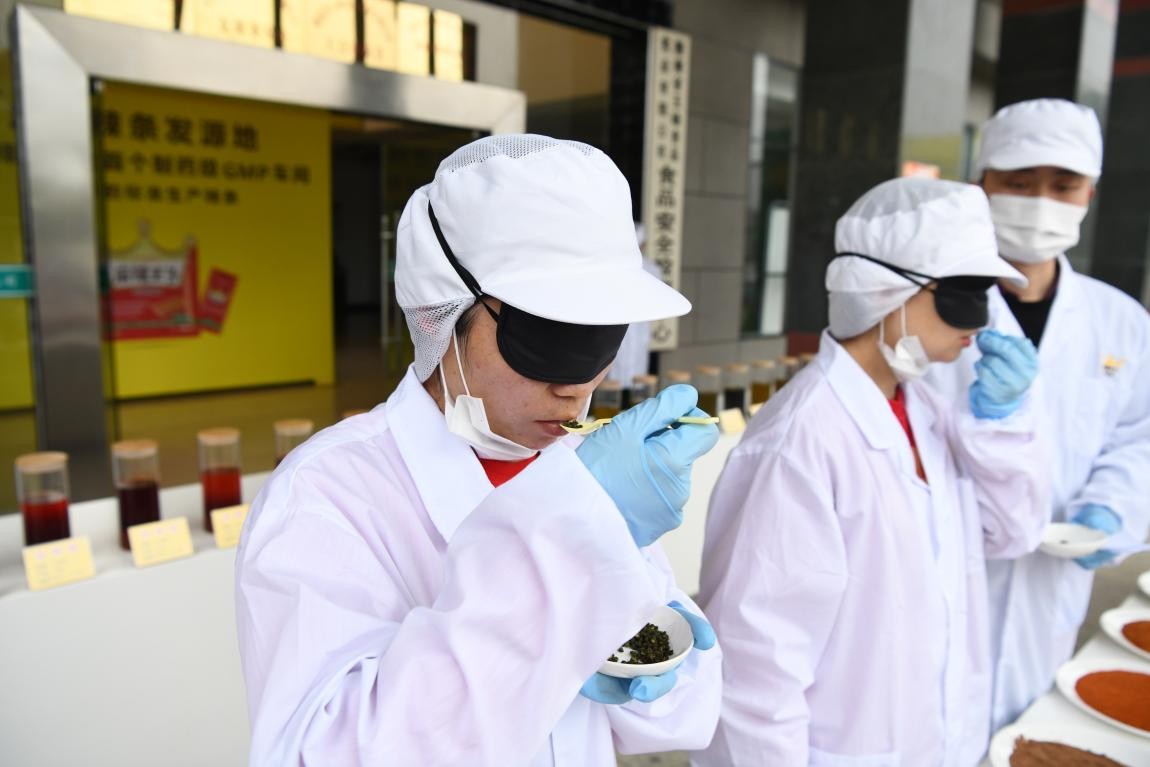 湖南辣条厂品辣师盲测：误差5%以内才合格