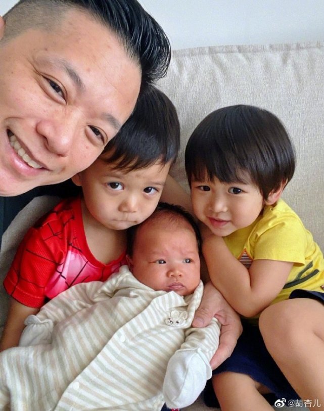 胡杏儿老公晒儿子游泳照，告别暑假带娃生活，奕霆奕霖颜值差异大