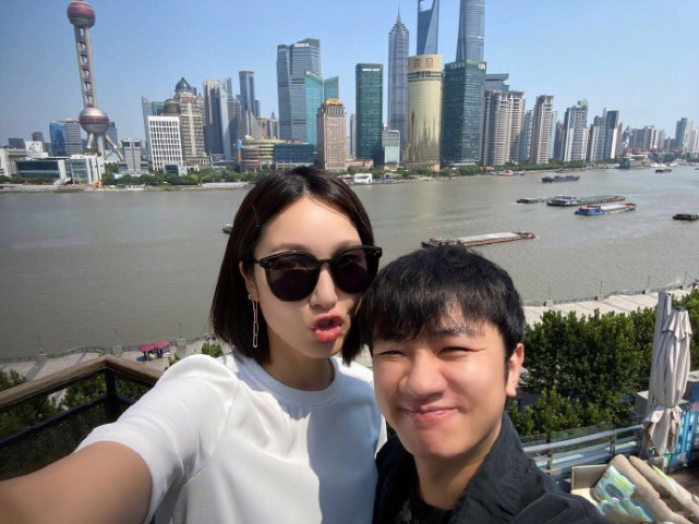 李亚男与大女儿同框比萌，生完二胎少女感依旧，天韵越长越漂亮