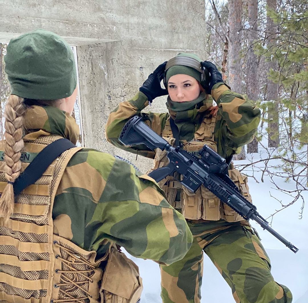 挪威训练女兵有多严格？几个男兵围攻一个，家